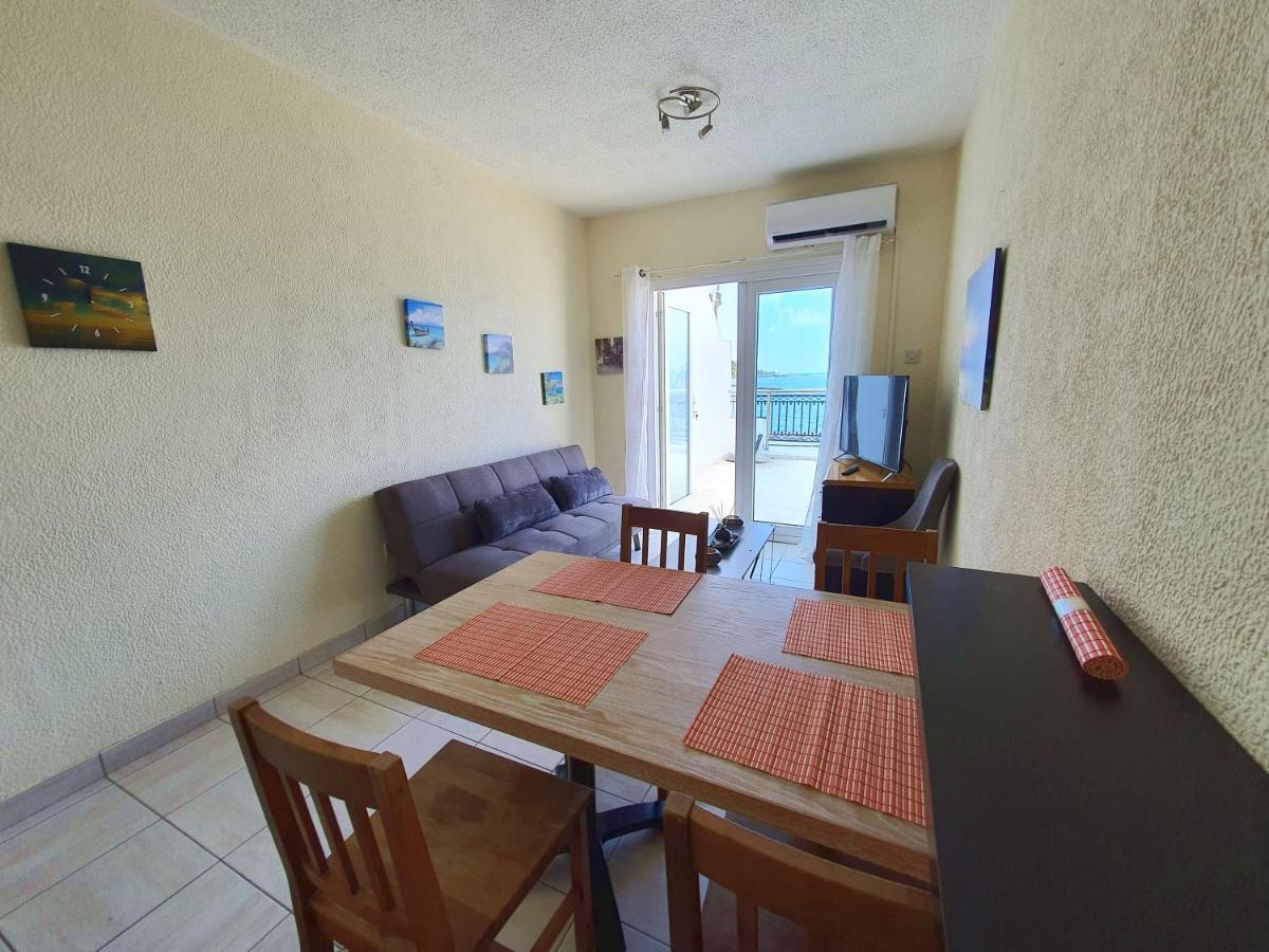 Poseidon 51 - Beachfront Two Bedroom Apartment Paphos Esterno foto