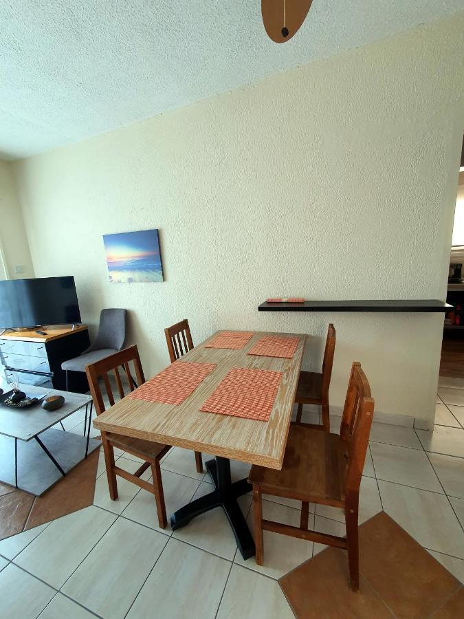 Poseidon 51 - Beachfront Two Bedroom Apartment Paphos Esterno foto