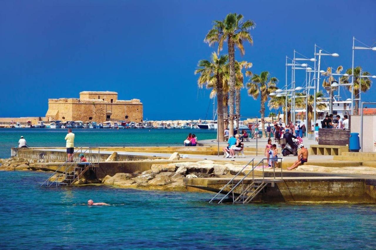 Poseidon 51 - Beachfront Two Bedroom Apartment Paphos Esterno foto