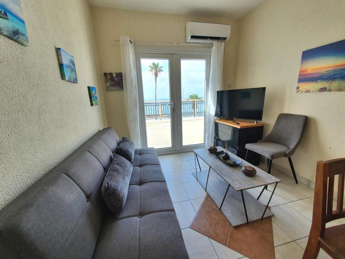 Poseidon 51 - Beachfront Two Bedroom Apartment Paphos Esterno foto