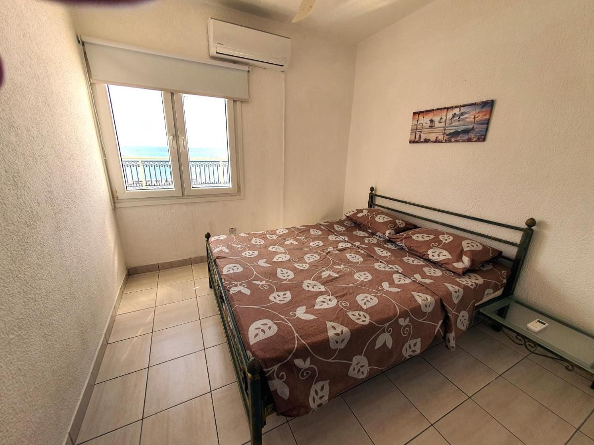 Poseidon 51 - Beachfront Two Bedroom Apartment Paphos Esterno foto
