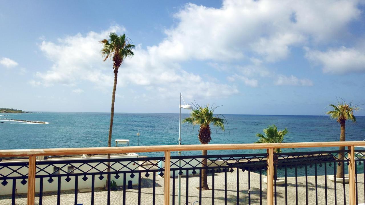 Poseidon 51 - Beachfront Two Bedroom Apartment Paphos Esterno foto