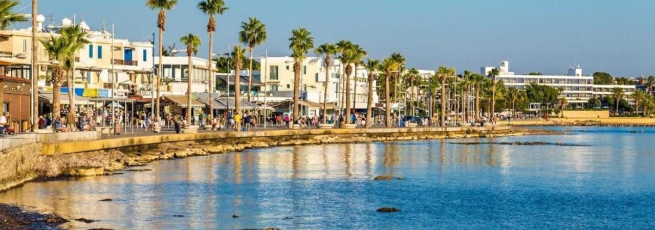 Poseidon 51 - Beachfront Two Bedroom Apartment Paphos Esterno foto