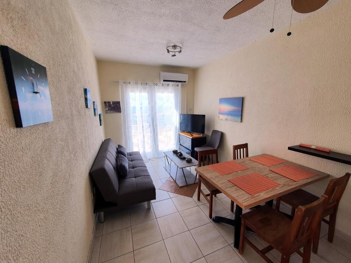 Poseidon 51 - Beachfront Two Bedroom Apartment Paphos Esterno foto