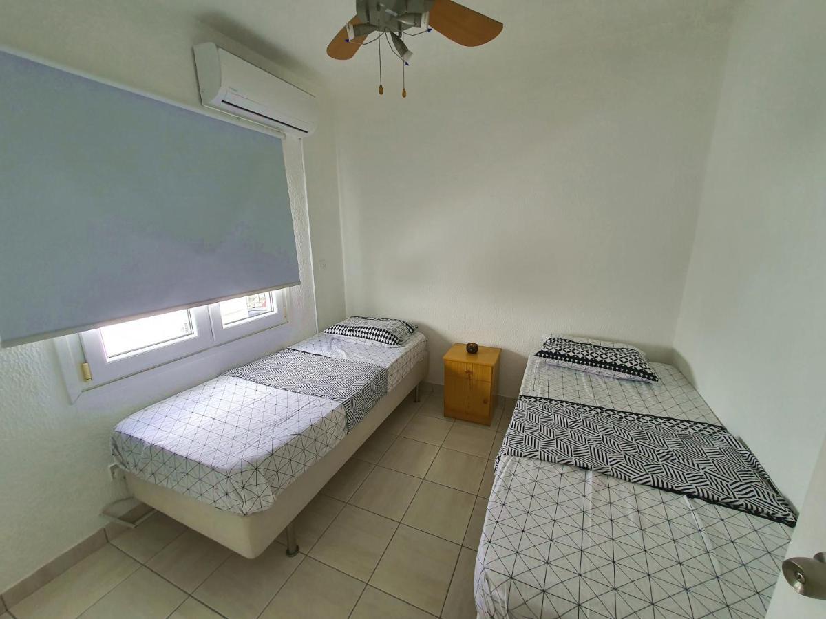 Poseidon 51 - Beachfront Two Bedroom Apartment Paphos Esterno foto